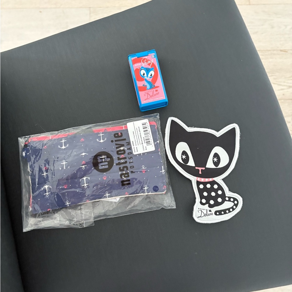 P!ssy deluxe accessories! tin will come bubble wrapped